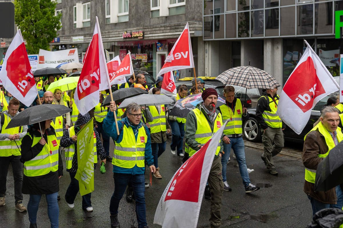 Verdi-Streikende mit Fahnen bei einem Umzug
