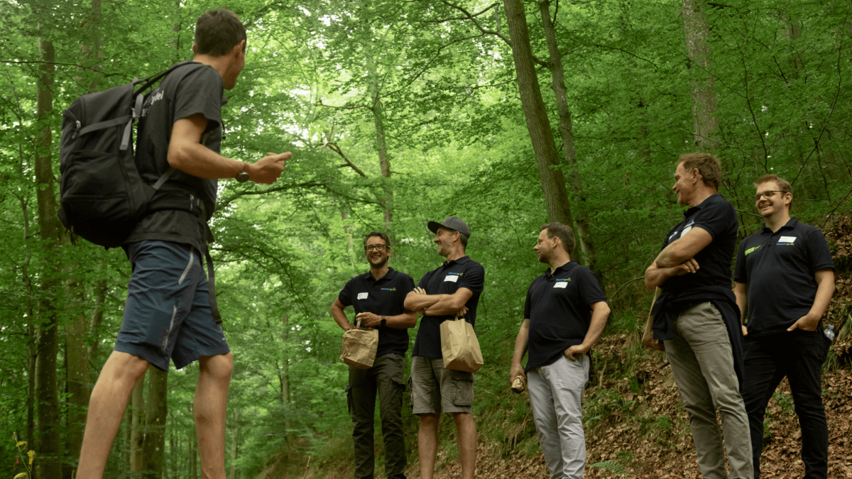 Das bessergrün-Stipendium neigt sich dem Ende zu und ein Jahr voller Wachstum und Entwicklung für drei Versicherungsmakler findet jetzt seinen Abschluss. Sie berichten im Interview von ihren Lernprozessen und der kontinuierlichen Herausforderung, Nachhaltigkeit in der Versicherungsbranche in ihrem eigenen Maklerbetrieb voranzutreiben.