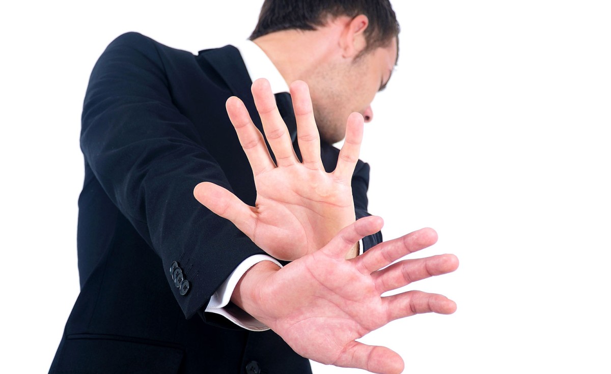 Mann verschränkt Hände