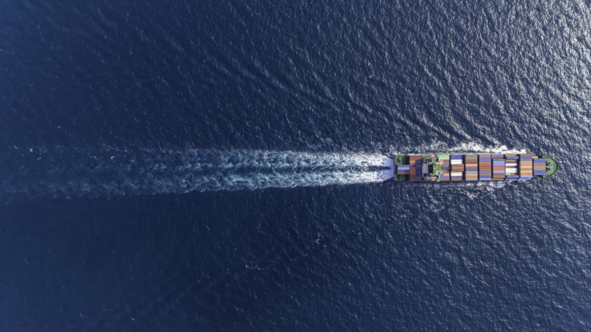 Containerschiff auf dem Meer aus der Vogelperspektive
