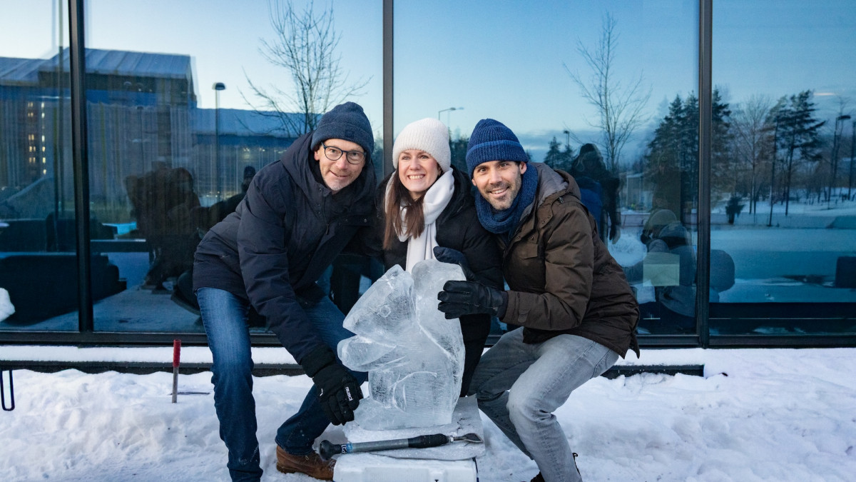 In verschiedenen Gruppen hatten die Teilnehmer die Möglichkeit an Teambuilding Events teilzunehmen. Dere ehemalige Blau-Direkt-Chef Lars Drückhammer (links) hat mit Jessica Bergmann (Continental Versicherung) und Johannes Georg  (Penseo) Eisskulpturen hergestellt.