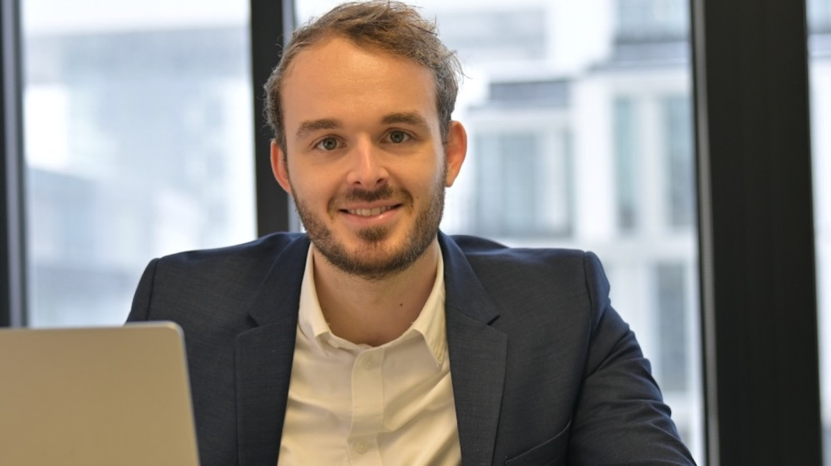 Thorben Schlätzer vor seinem Laptop