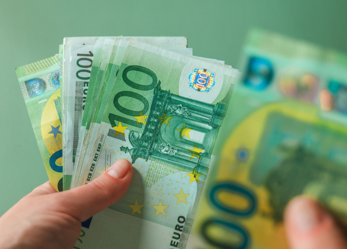 Mehrere 100-Euro-Scheine in einer Hand