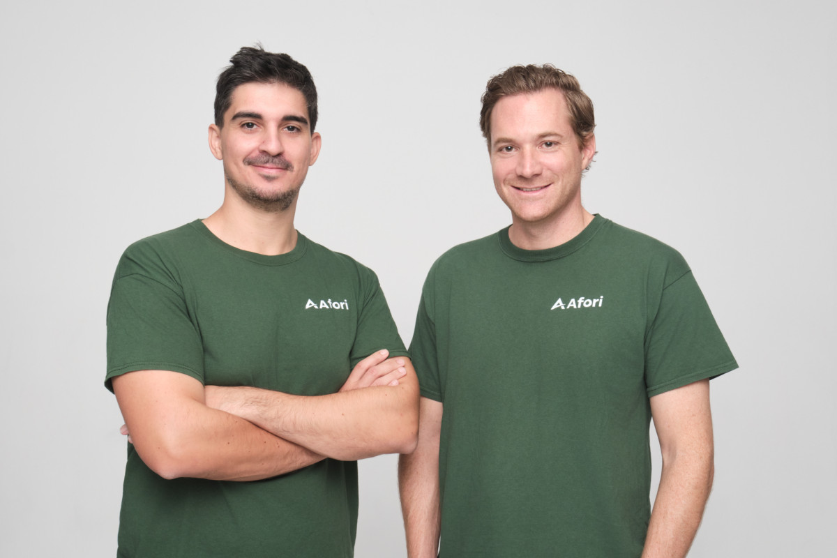 Sergi Banos und Fabian Wesemann in grünen Aporie T-Shirts