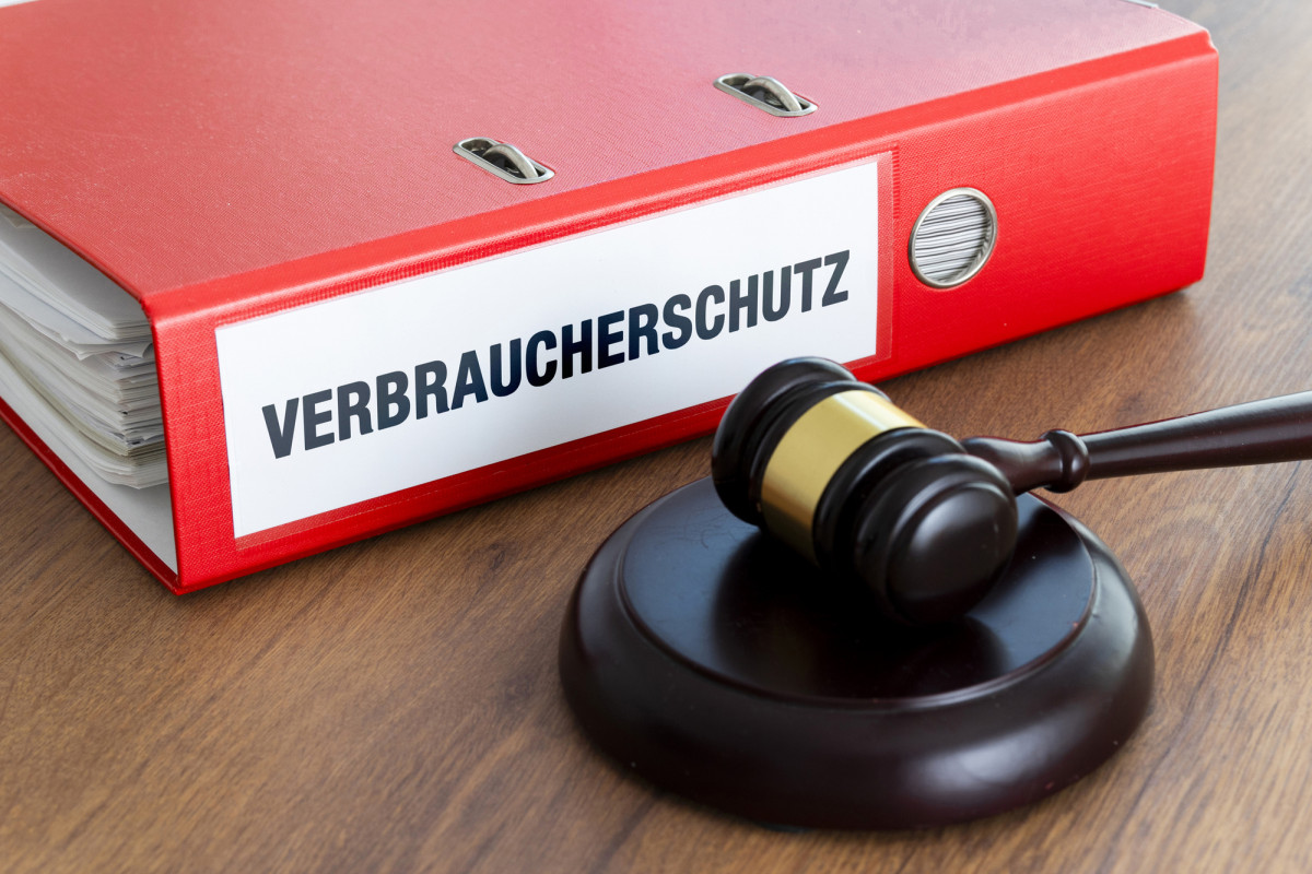 Roter Ordner mit der Aufschrift "Verbraucherschutz" und ein Richterhammer