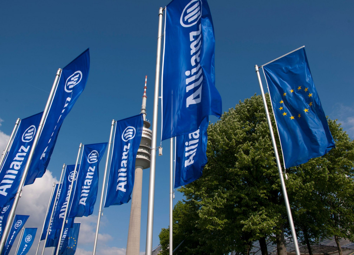 Fahnen der Allianz im Wind