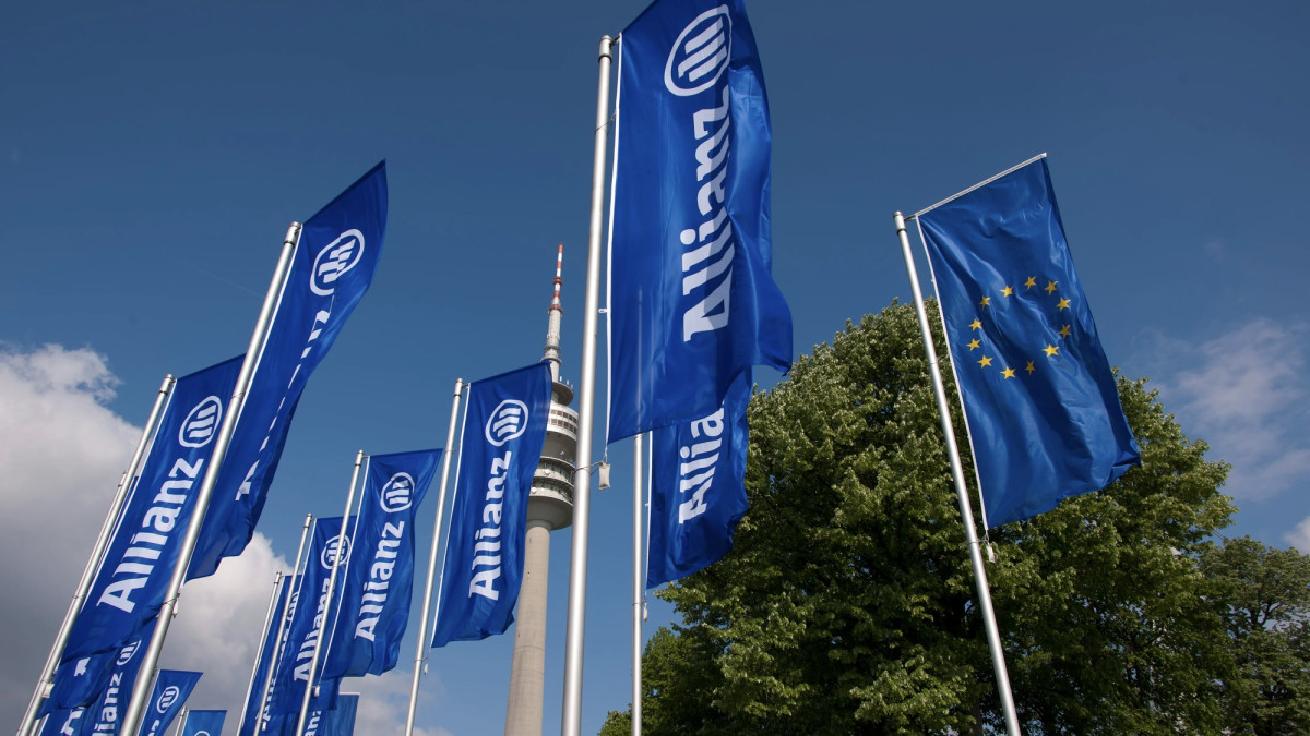 Flaggen des Allianz-Konzerns