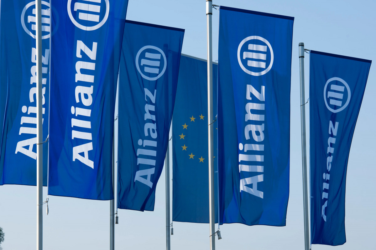 Blaue Flaggen mit Allianzschriftzug