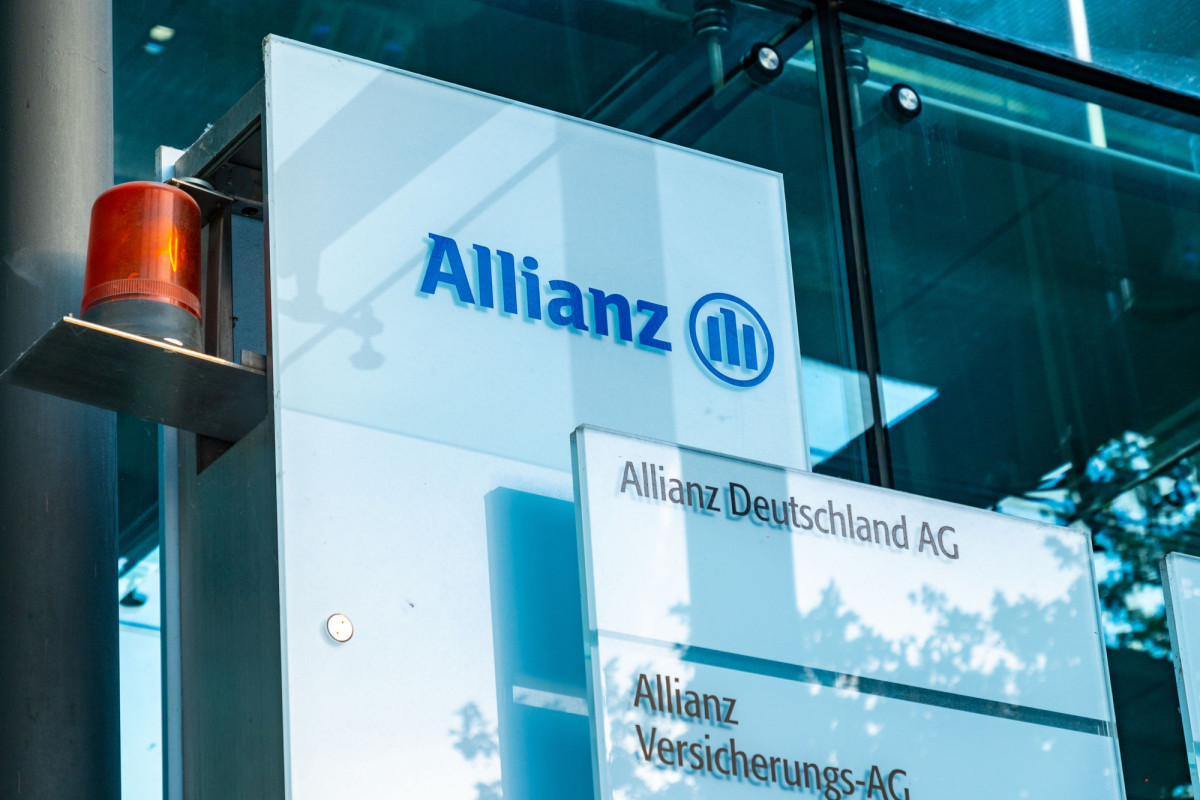 Blick auf eine Glasfassade der Allianz