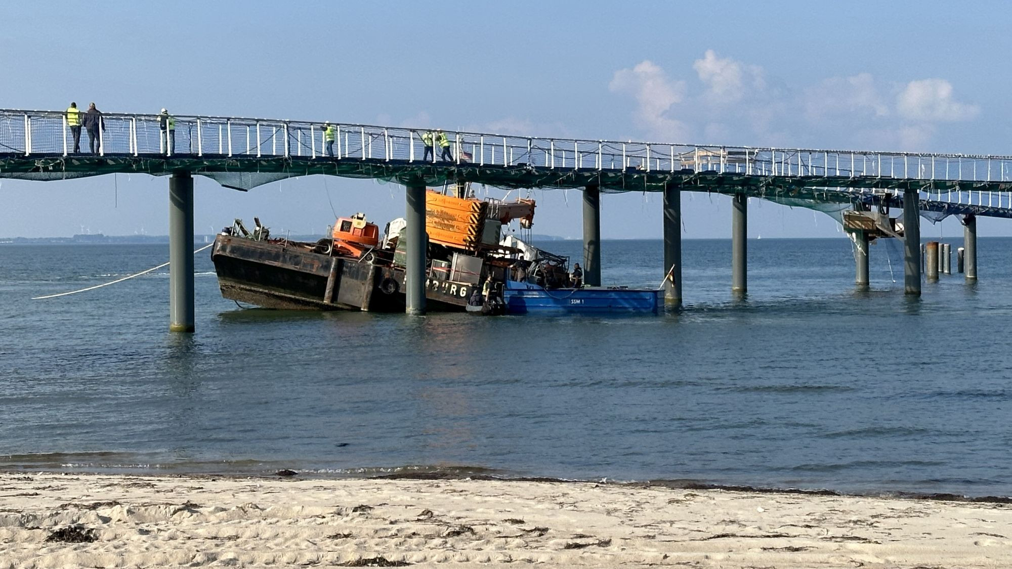 Losgerissener Arbeitsponton beschädigt nagelneue Seebrücke