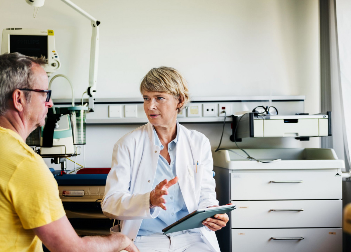 Ein Arzt im Gespräch mit einem Patienten