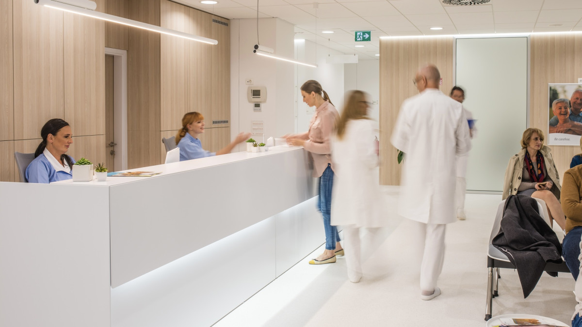 Blick in den Aufnahmebereich einer Klinik