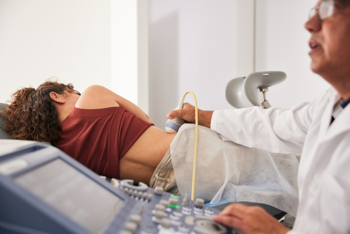 Ultraschall-Untersuchung an einer jungen Frau