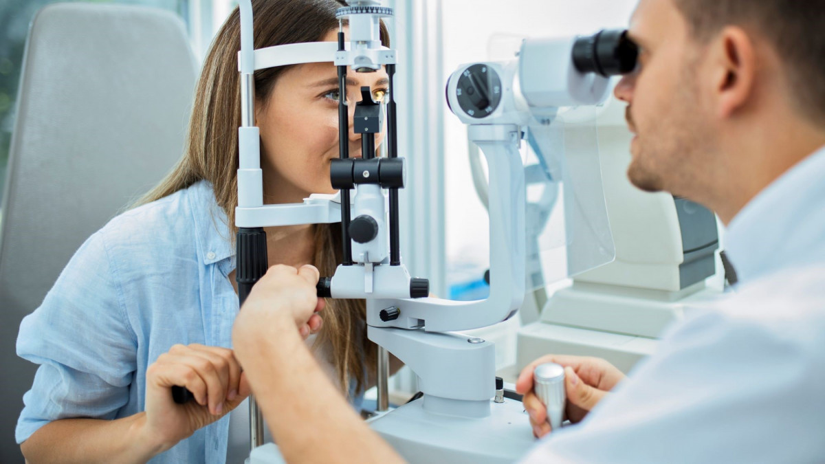 Untersuchungsszene beim Augenarzt