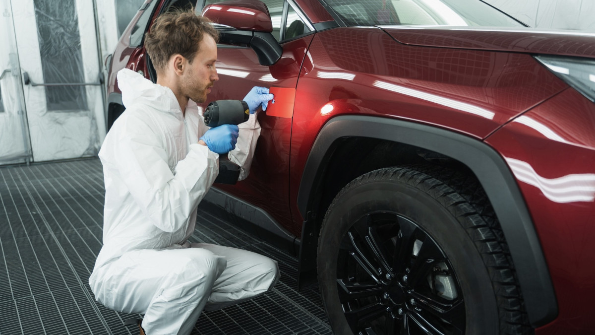 Auto in Lackierwerkstatt