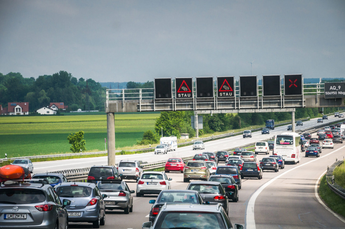 Stau auf der Autobahn A9 bei München