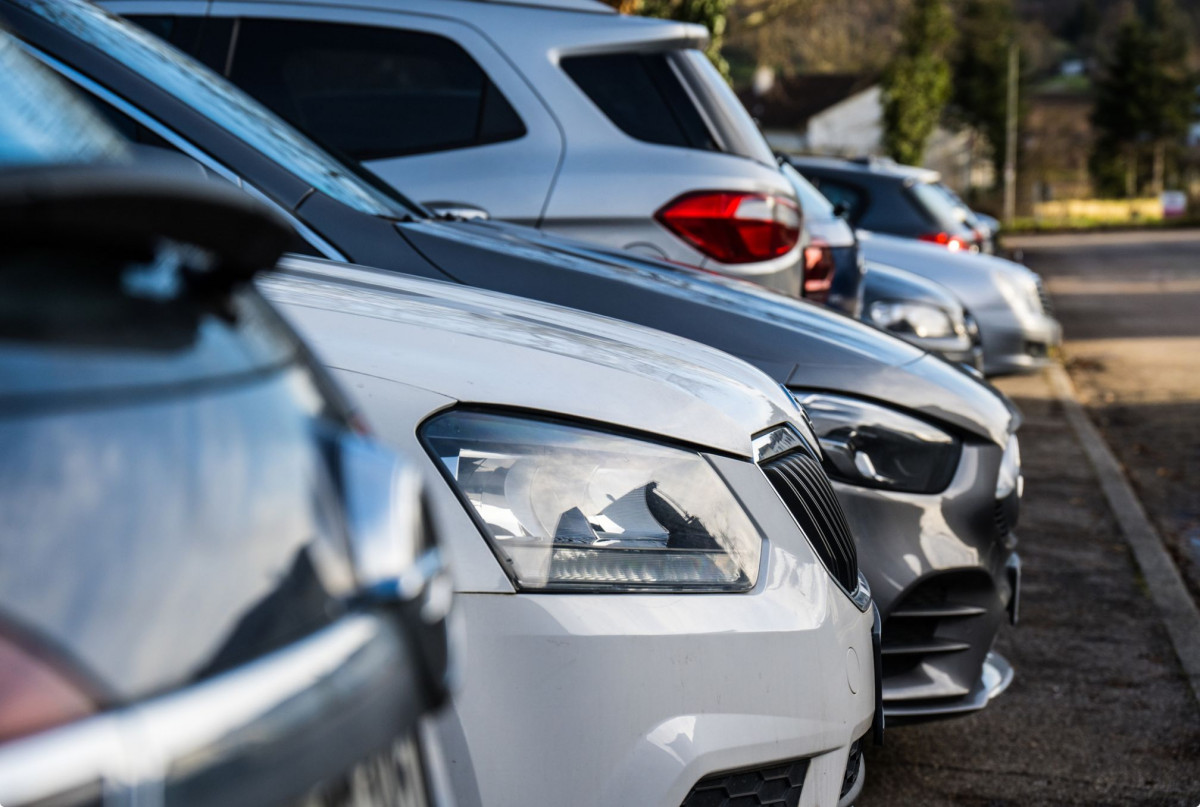 Zahlreiche Autos stehen auf einem Parkplatz