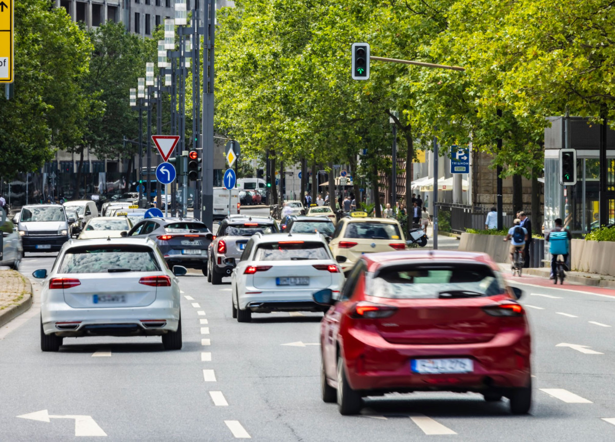 Dichter Autoverkehr in einer deutschen Großstadt