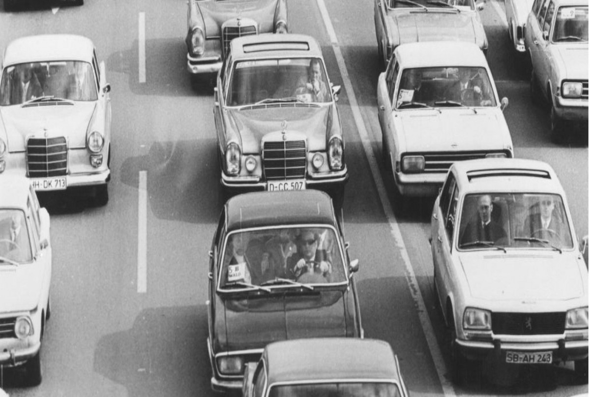 Schwarzweiß-Bild eines Autostaus in den 70er-Jahren