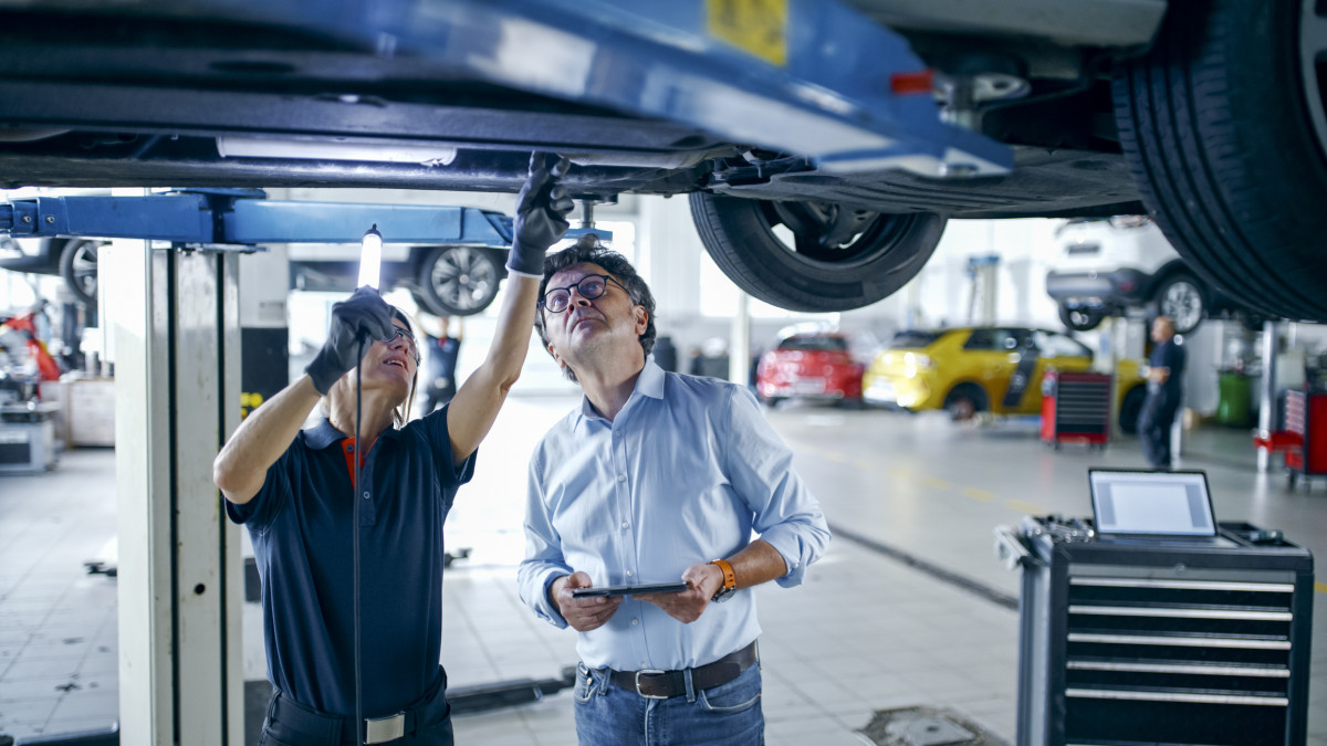 Auto auf einer Hebebühne in der Werkstatt