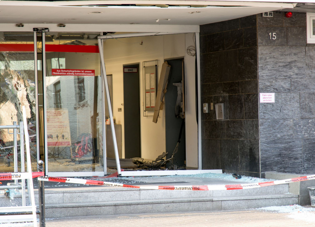 Das zerstörte Bankfoyer einer Sparkasse in Viersen