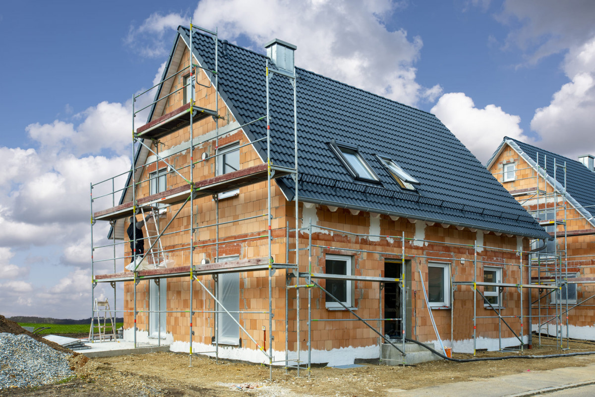 Eingerüstetes neues Einfamilienhaus