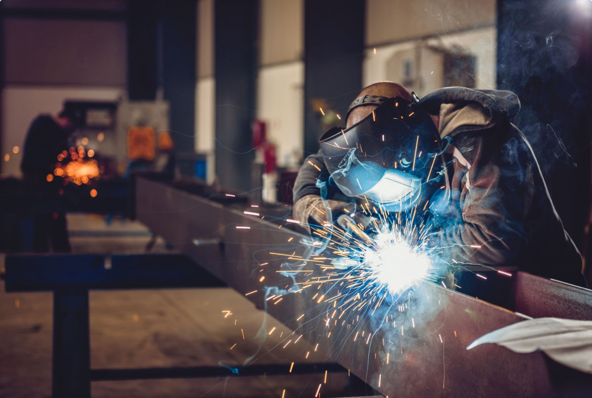 Ein Arbeiter beim Schweißen