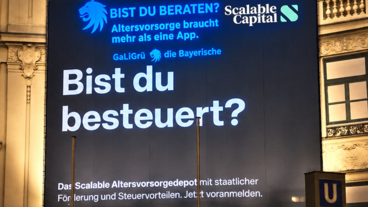 Das Plakat von Scalable mit der Projektion der Bayerischen.