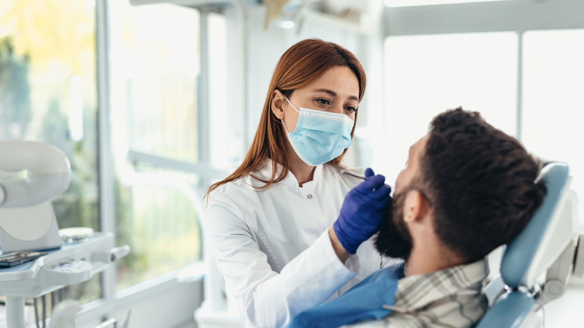 Zahnärztin behandelt Patienten