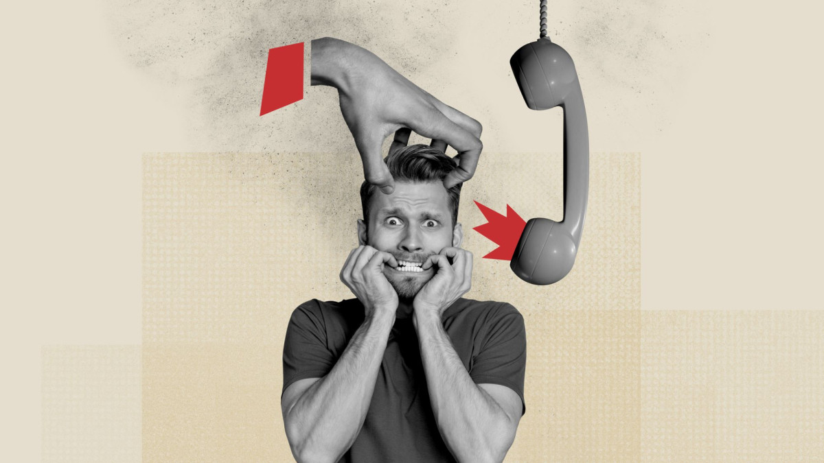 Mann wird von Telefonwerbung belästigt.