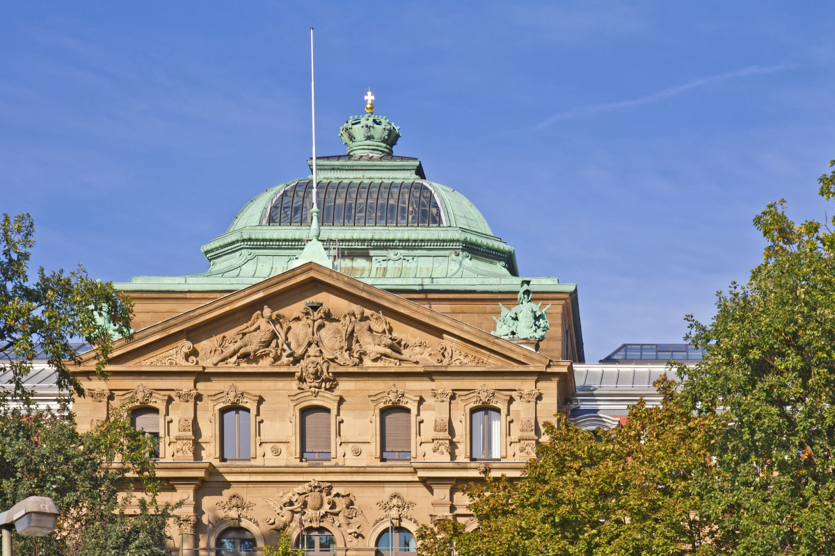 Das Gebäude des Bundesgerichtshofs in Karlsruhe mit blauem Himmel im Hintergrund