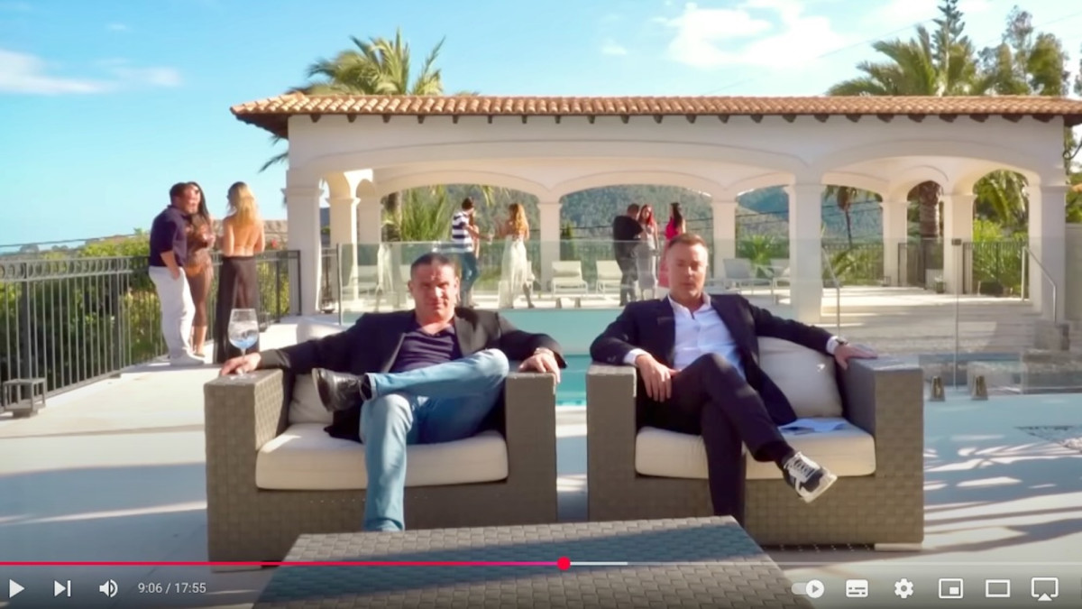 Die beiden S&K-Gründer sitzen an einem Pool bei schönem Wetter