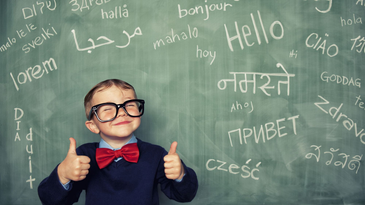 Schuljunge vor Tafel