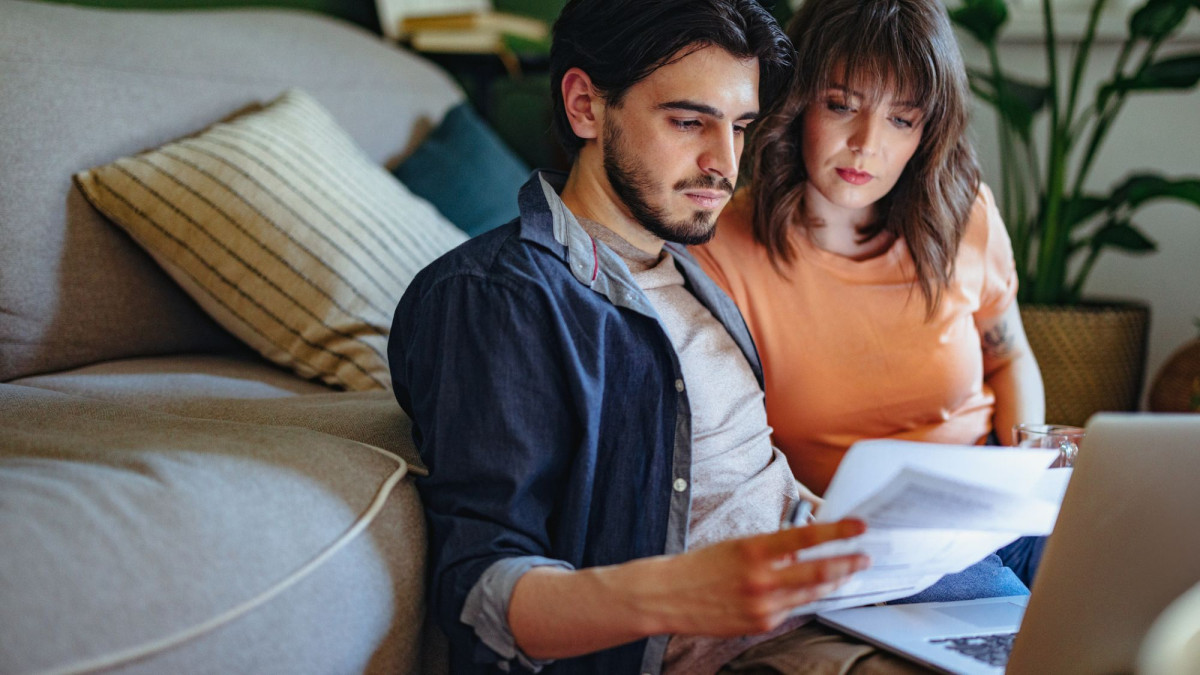 Mann und Frau vor Laptop