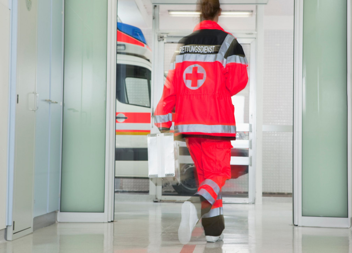 Ein Sanitäter verlässt eine Notaufnahme