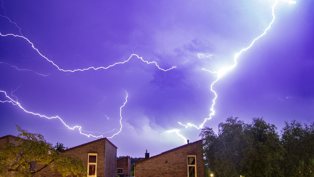 Blitze während schwerer Sommergewitter über einem Wohnviertel