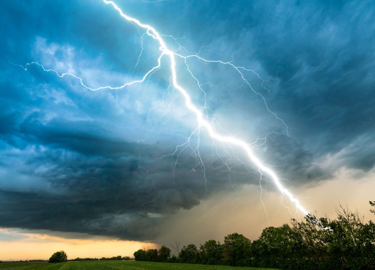 Ein Blitz schlägt auf einer Wiese ein