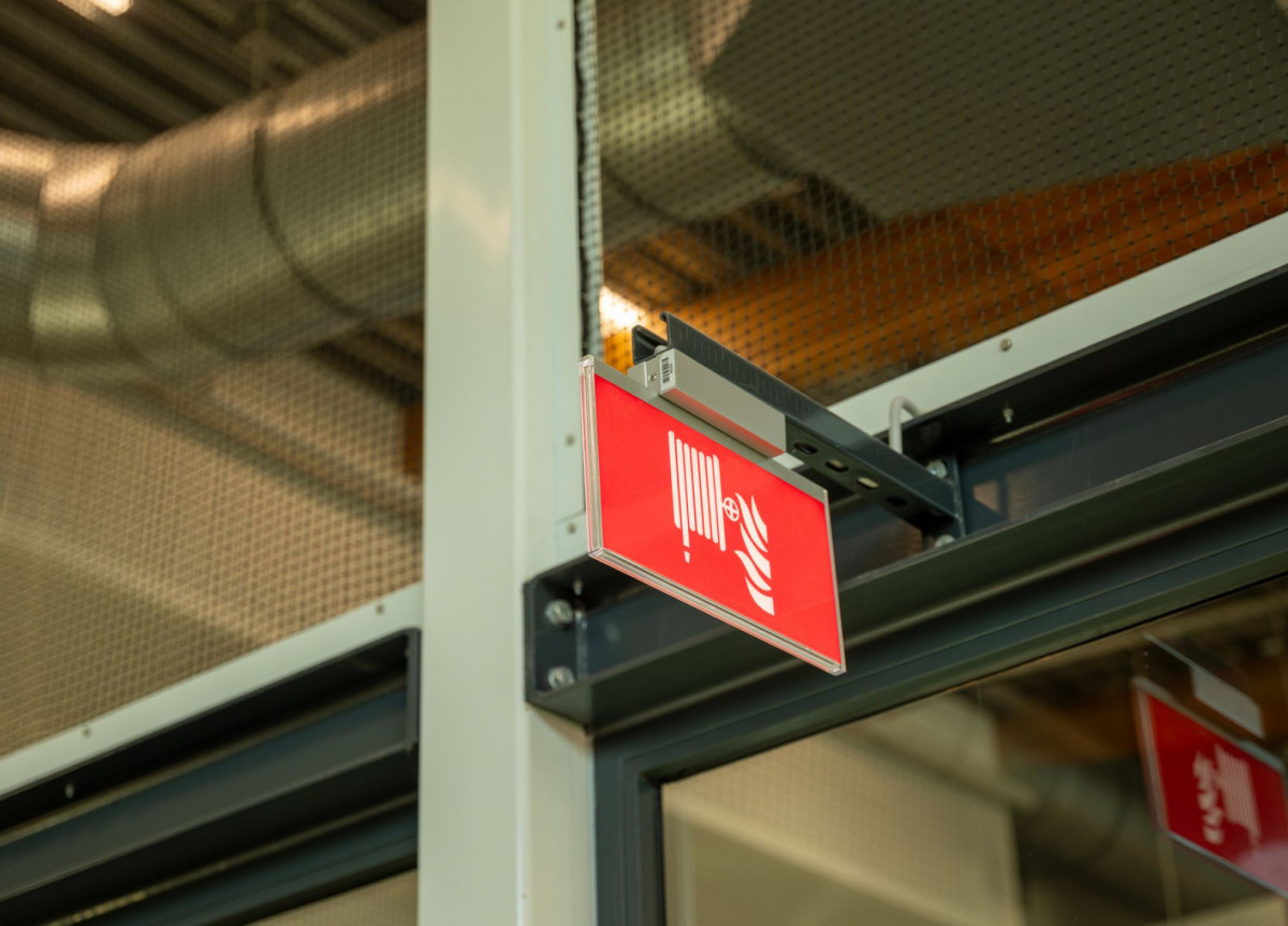 Hinweisschild auf eine Brandschutzanlage in einem Gebäude