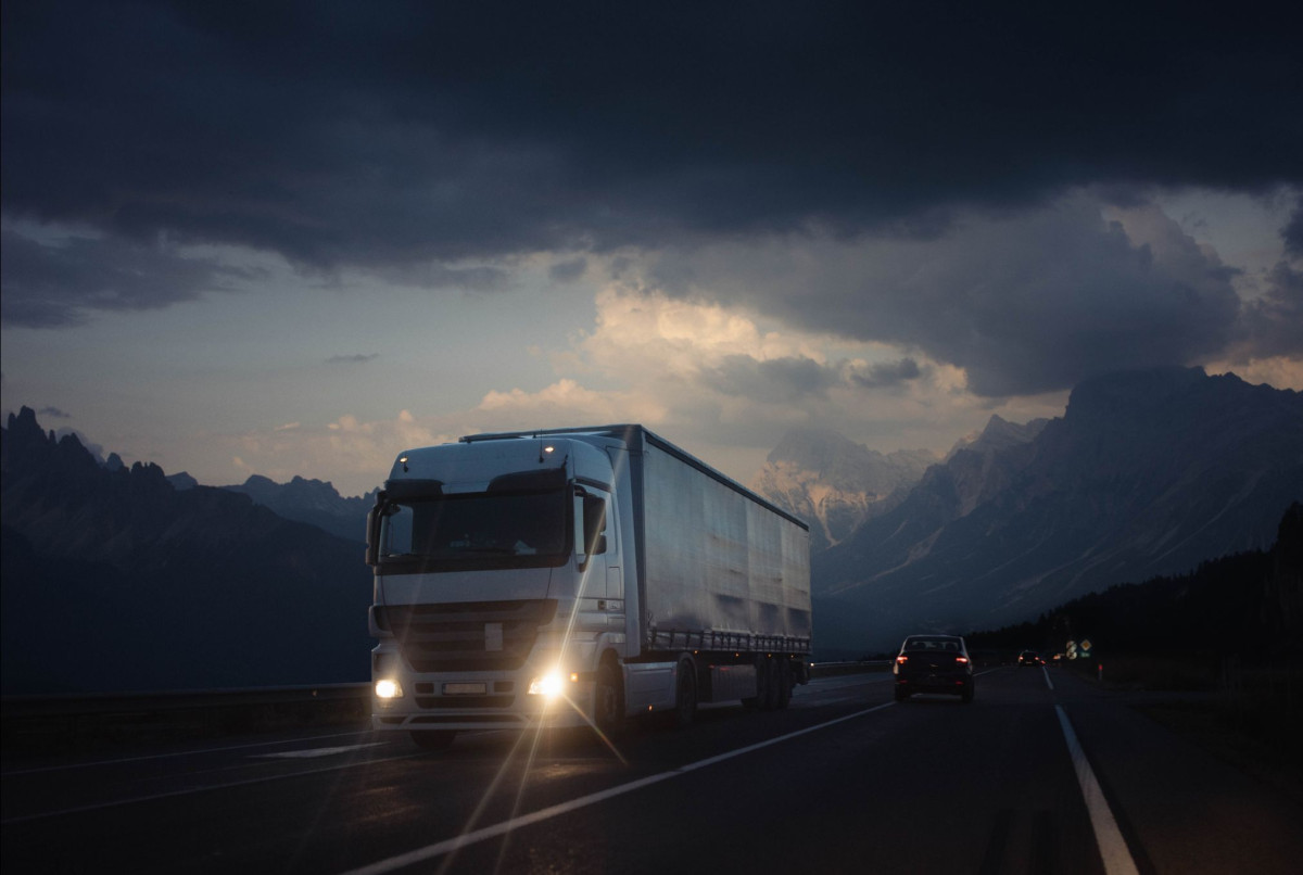Ein Lkw fährt auf einer Straße durchs Gebirge