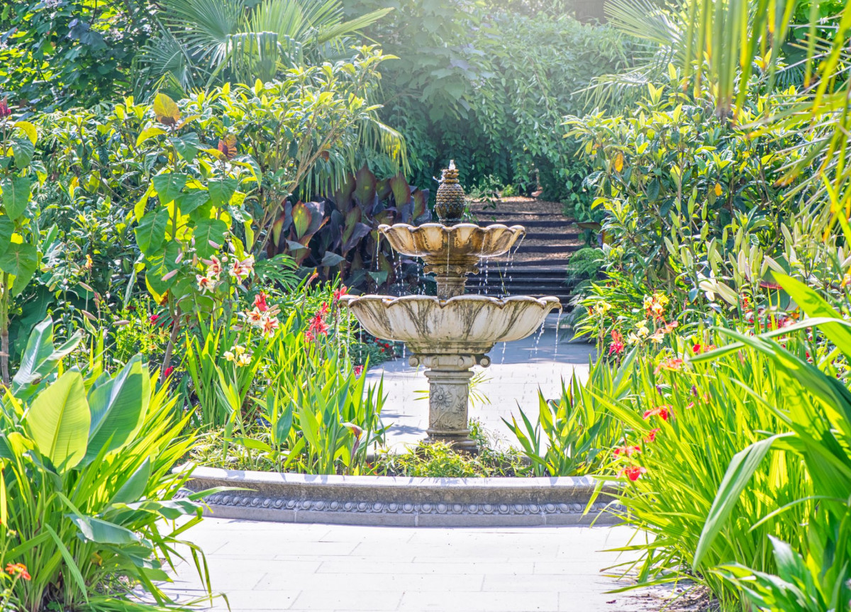 Ein Springbrunnen in einem Garten