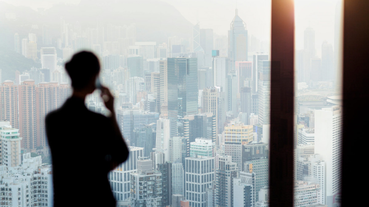 Büro mit Blick auf eine Skyline
