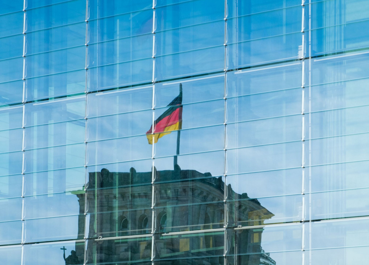 Fahne über dem Deutschen Reichstag