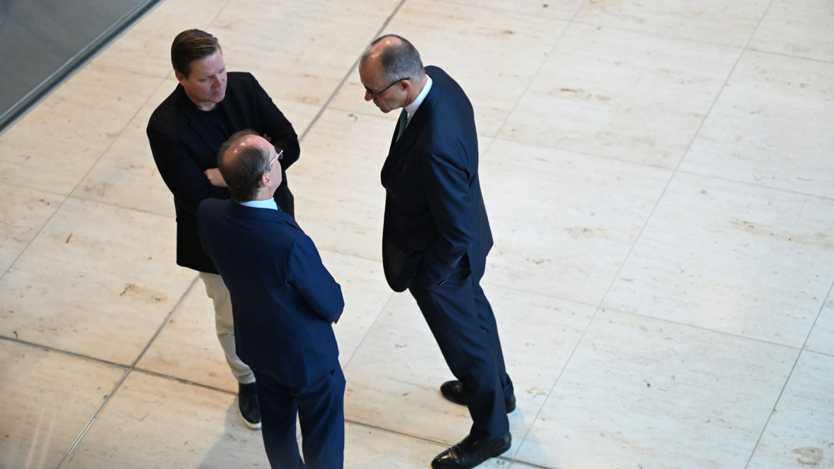 Friedrich Merz und Alexander Dobrindt von oben fotografiert.