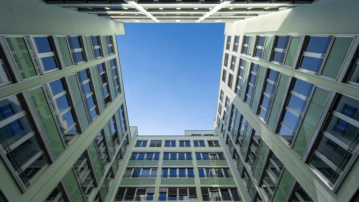 Winkelansicht eines modernen Bürogebäudes