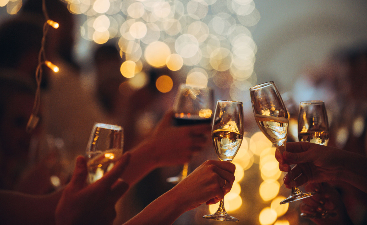 Gruppe Menschen stoßen an