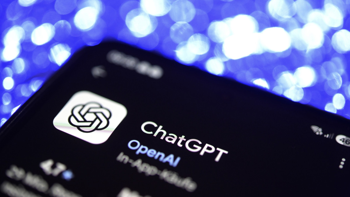Handy mit der App der AI-Anwendung ChatGPT
