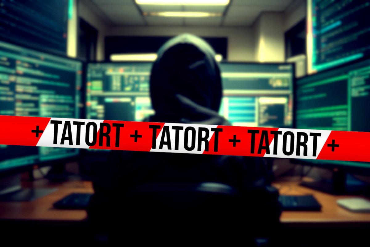 Hacker sitzt vor mehreren Computerbildschirmen