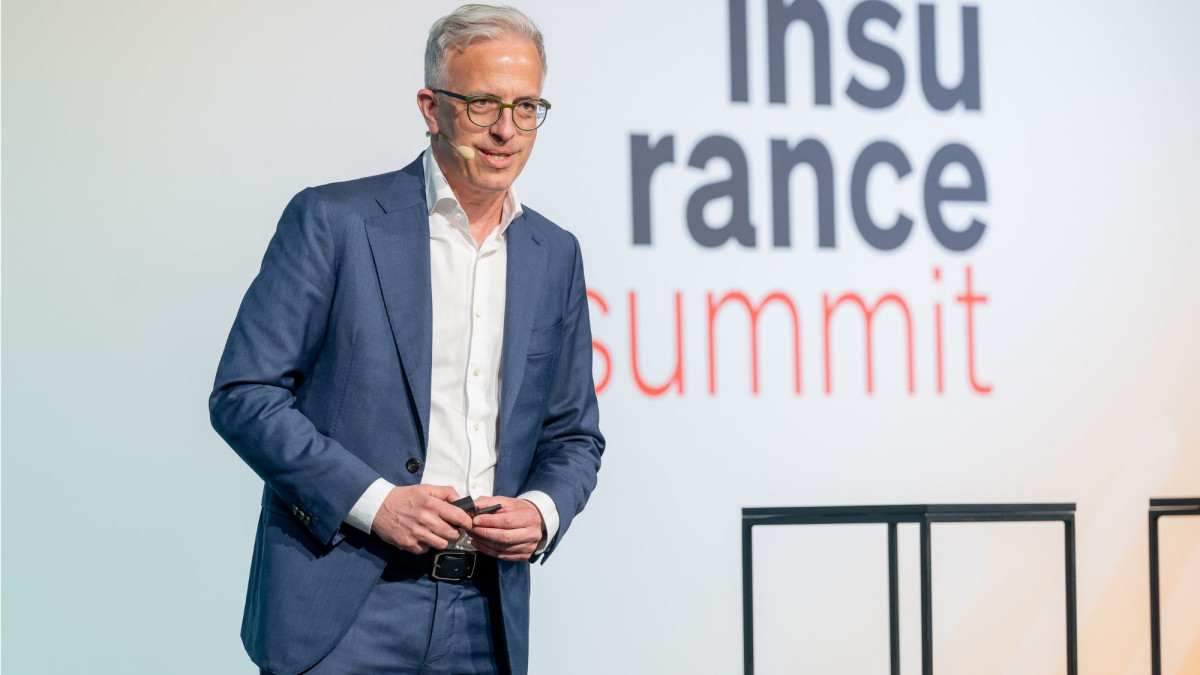 Das Bild zeigt Zukunftsforscher Daniel Dettlinger auf dem Insurance Summit