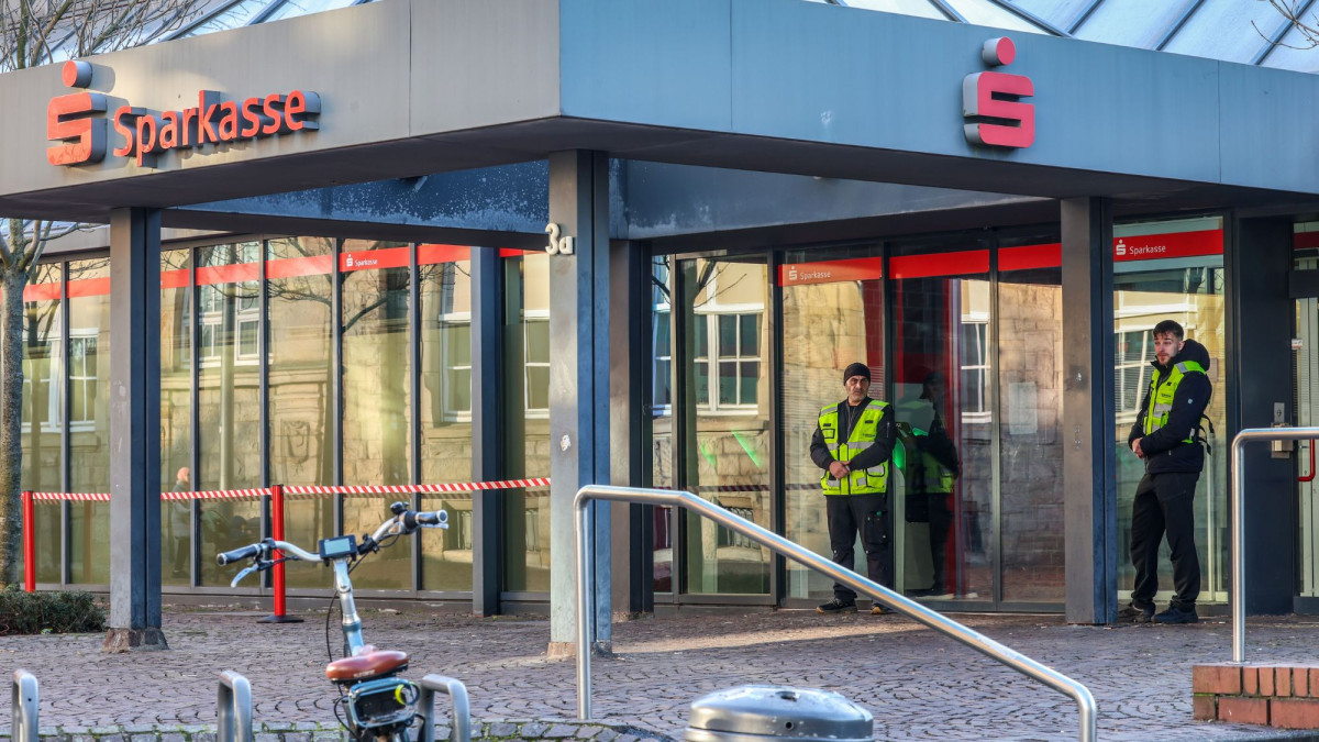 Sicherheitspersonal steht am Eingang zur Servicestelle für betroffene Schließfachkunden.