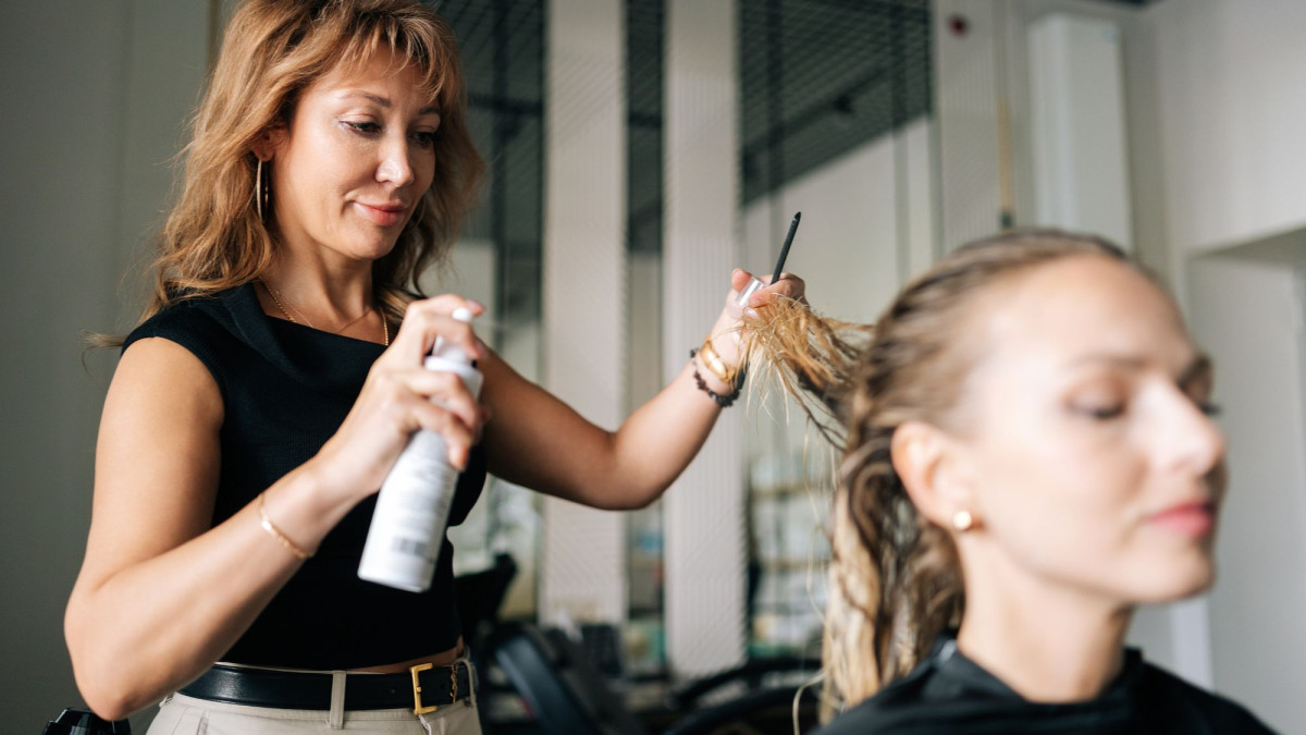 Friseurin arbeitet an Kundin